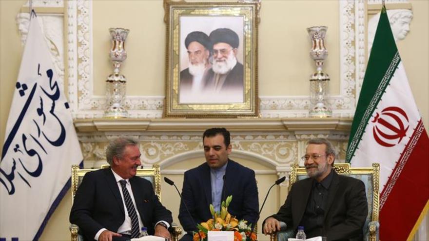 El presidente del Parlamento iraní (Mayles), Ali Lariyani reunido con el ministro de Exteriores de Luxemburgo, Jean Asselborn en Teherán, capital iraní. 25 de noviembre de 2015