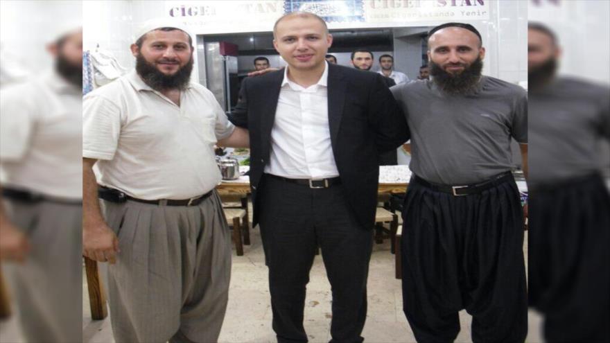 Bilal Erdogan, el hijo del presidente turco, y dos supuestos líderes del grupo terrorista EIIL (Daesh, en árabe).