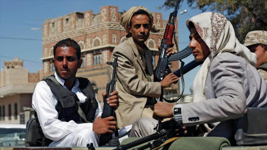 Combatientes del movimiento popular yemení Ansarolá.