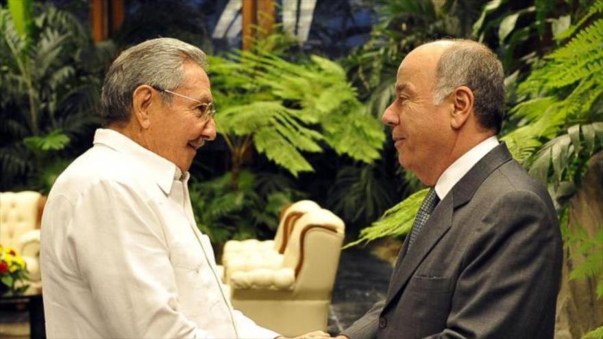 El presidente cubano, Raúl Castro (izda.), y el canciller brasileño, Mauro Luiz Lecker Vieira.