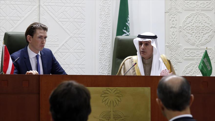 El ministro austriaco de Asuntos Exteriores, Sebastian Kurz (izda.), se reúne con su homólogo saudí, Adel al-Yubeir (dcha.), en Riad, capital de Arabia Saudí, 26 de noviembre de 2015.