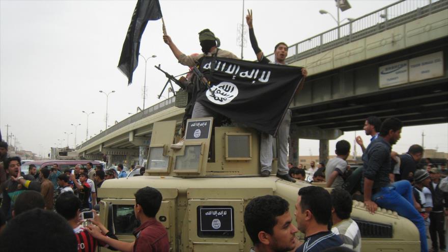 Miembros de EIIL en la ciudad de Faluya, en la provincia de Al-Anbar, oeste de Irak, 30 de marzo de 2014.