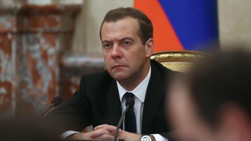 El primer ministro de Rusia, Dmitri Medvedev, se reúne con los miembros del Gabinete para preparar sanciones económicas contra Turquía. 26 de noviembre de 2015