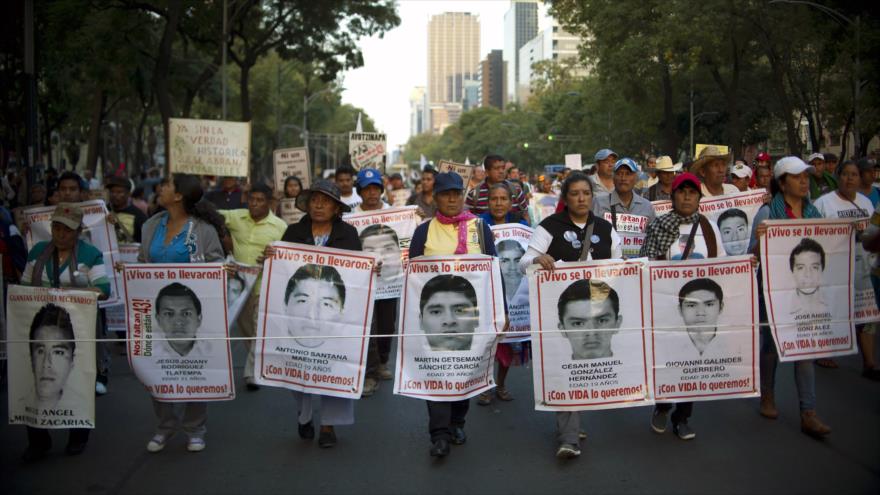 Padres de los 43 estudiantes desaparecidos en México marchan durante una protesta exigiendo justicia en el caso de los estudiantes de Ayotzinapa, en la Ciudad de México, 26 de noviembre de 2015.