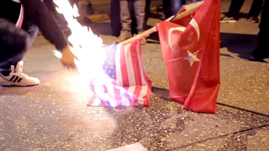 Manifestantes en Grecia queman las banderas de Estados Unidos y Turquía durante una marcha de solidaridad con Rusia por el derribo de su avión Su-24, 26 de noviembre de 2015.