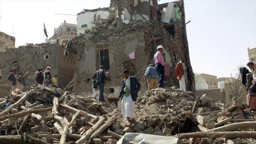 Yemeníes inspeccionan una casa derruida en un ataque aéreo saudí en Saná (capital).