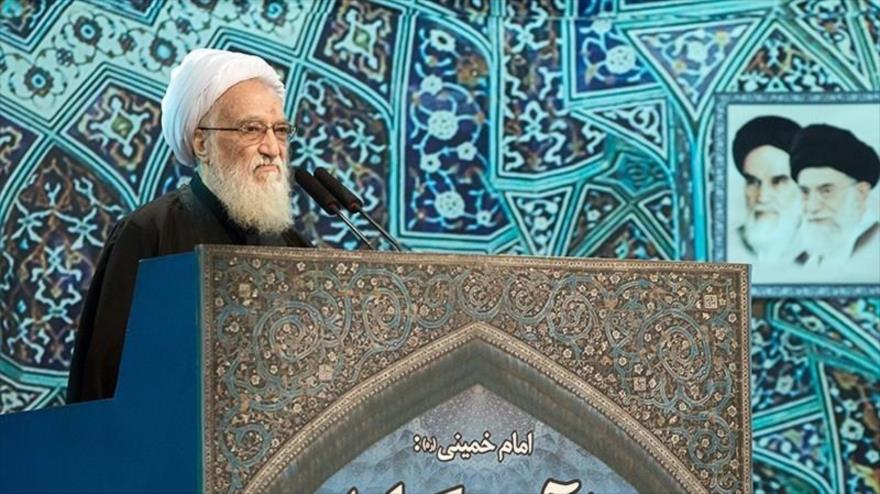 El Imam del rezo del viernes de Teherán, el ayatolá Mohamad Ali Movahedi Kermani. 27 de noviembre de 2015.