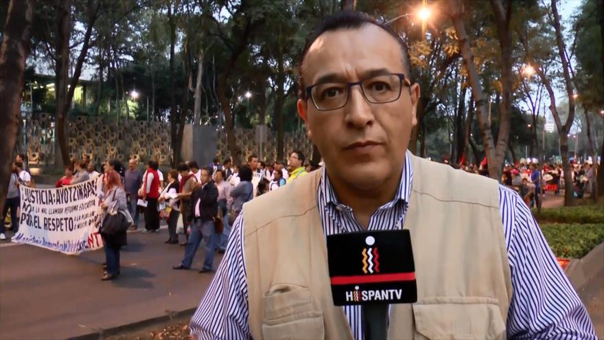  Padres de 43 normalistas desaparecidos anuncian un plantón frente a Los Pinos