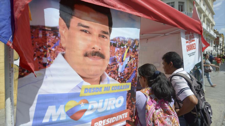 Un cartel de propaganda electoral que representa al presidente de Venezuela Nicolás Maduro, Caracas. 13 de noviembre de 2015