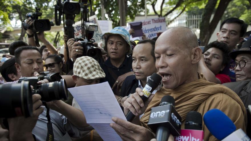 El monje budista Luang Pu Buddha Issara, leyendo la declaración final de la manifestación, 27 de noviembre de 2015.