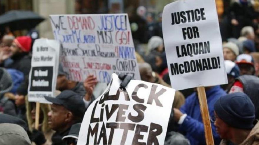 Pancartas con mensajes para demandar justicia por asesinato del joven Laquan McDonald. Chicago el 27 de noviembre 2015.
