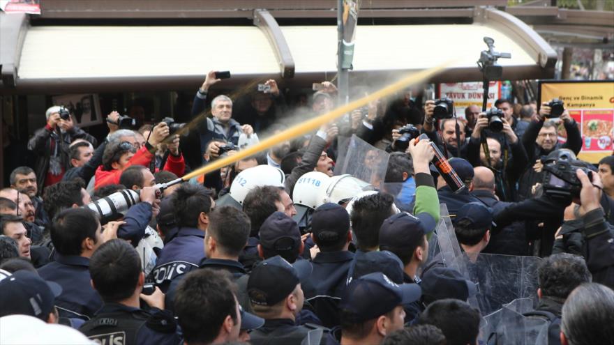 La policía turca utilizando gas pimienta en contra de los manifestantes que protestaban a favor de los dos periodistas turcos en la capital, Ankara. 27 de noviembre 2015