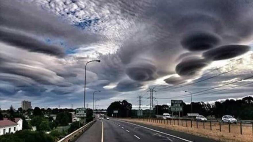 Nubes en forma de ovni en cielo de la Ciudad del Cabo, en Sudáfrica.