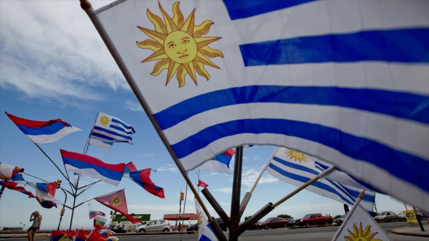 Banderas de Uruguay y del partido gobernante, Frente Amplio.
