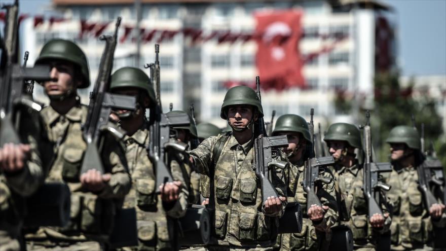 Soldados turcos durante un desfile militar con motivo del 93º aniversario del Día de la Victoria en Estambul, 30 de agosto de 2015.