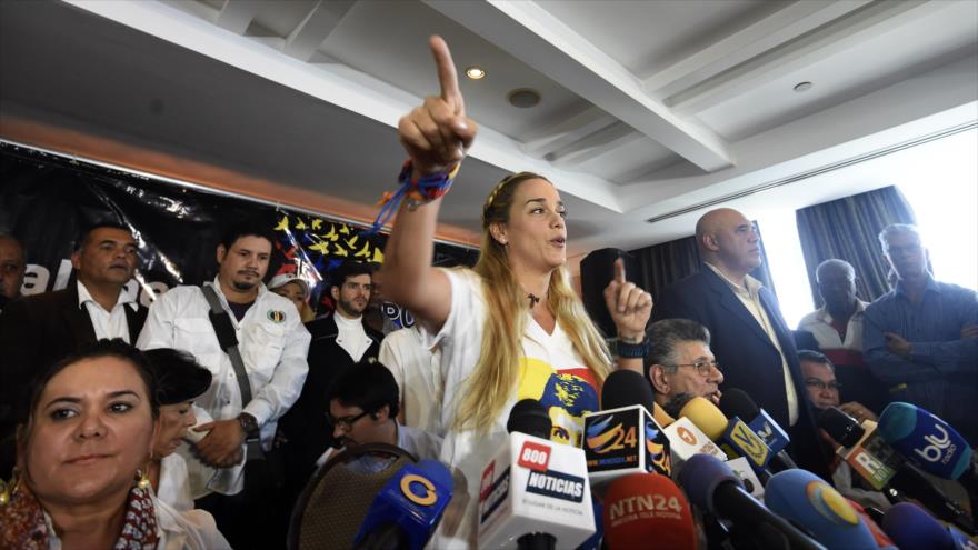 Lilian Tintori, esposa del líder opositor venezolano, Leopoldo López, asiste a una conferencia de prensa en Caracas, 26 de noviembre de 2015.