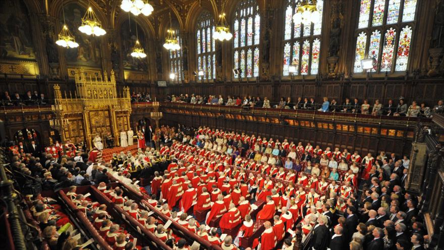 La reina Isabel sentada junto al príncipe Felipe pronuncia un discurso en la Cámara de los Lores, durante la apertura del Parlamento en el Palacio de Westminster, en Londres, capital británica, 8 de mayo de 2013.