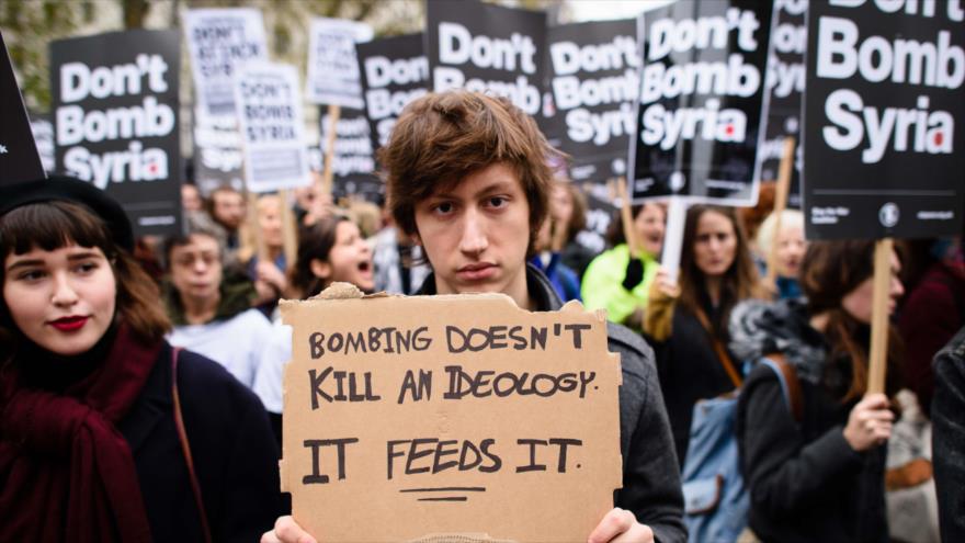 Miles de británicos protestan contra la intervención de su país en los bombardeos contra Siria, 28 de noviembre de 2015.