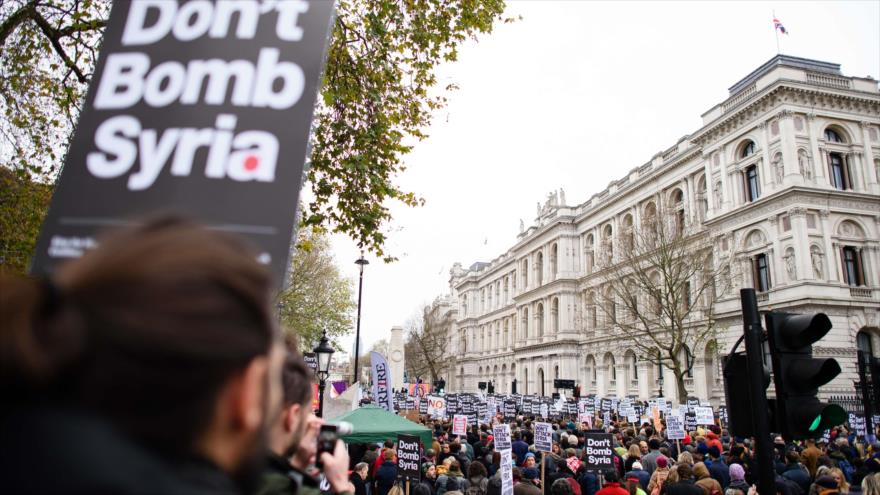 Miles de británicos protestan contra la intervención de su país en los bombardeos contra Siria, 28 de noviembre de 2015.