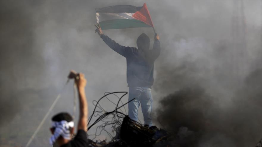 Fuerzas israelíes atacan a manifestantes palestinos en las afueras de la ciudad de Gaza, 27 de noviembre de 2015.