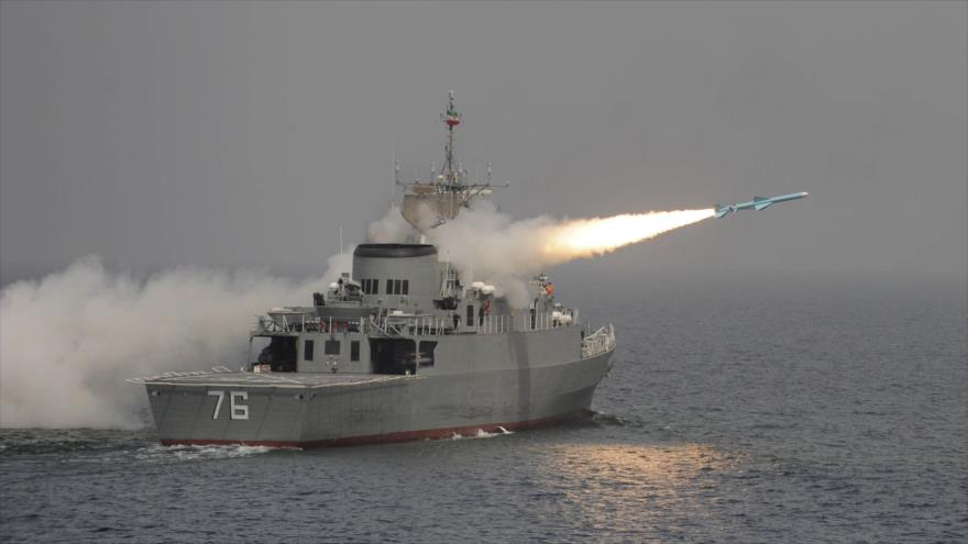 El destructor iraní Yamaran disparando un misil.