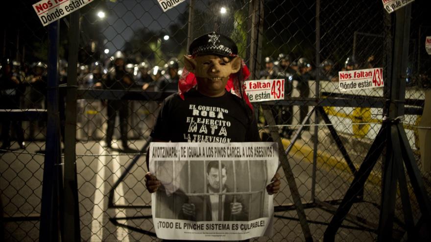 Padres de los 43 estudiantes desaparecidos en México se congregan frente a Los Pinos para exigir justicia en el caso de sus hijos. 26 de noviembre de 2015