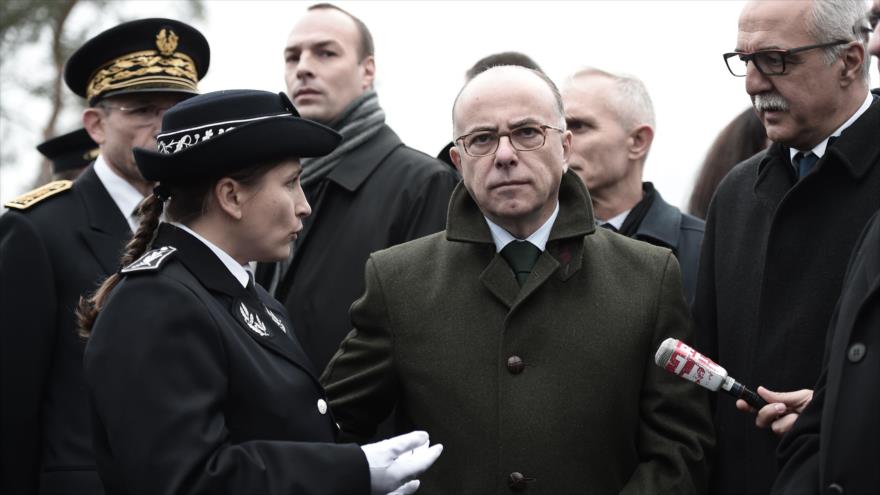 Ministro del Interior francés, Bernard Cazeneuve (Centro) es escoltado por policías franceses en su visita a las fuerzas policiales en la frontera franco-alemana en la ciudad francesa de Estrasburgo (noreste). 28 de noviembre de 2015