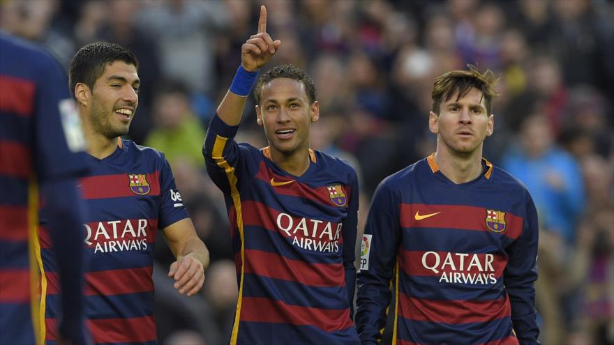 Luis Suárez (izda.), Neymar (centro) y Lionel Messi (dcha.), tres estrellas latinoamericanas del club español Barcelona. 