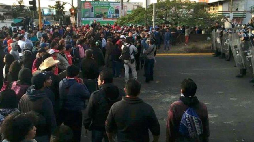 Maestros de la Coordinadora Nacional de Trabajadores de la Educación (CNTE) se enfrentaron con agentes de la Policía Federal en Oaxaca (México). 28 de noviembre de 2015. 