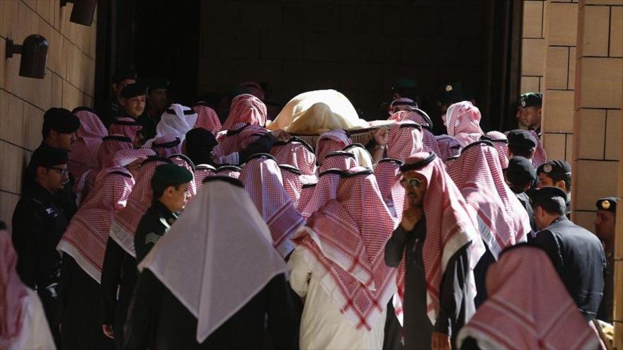 Saudíes asisten al funeral del rey Abdolá bin Abdelaziz Al Saud en enero de 2015.