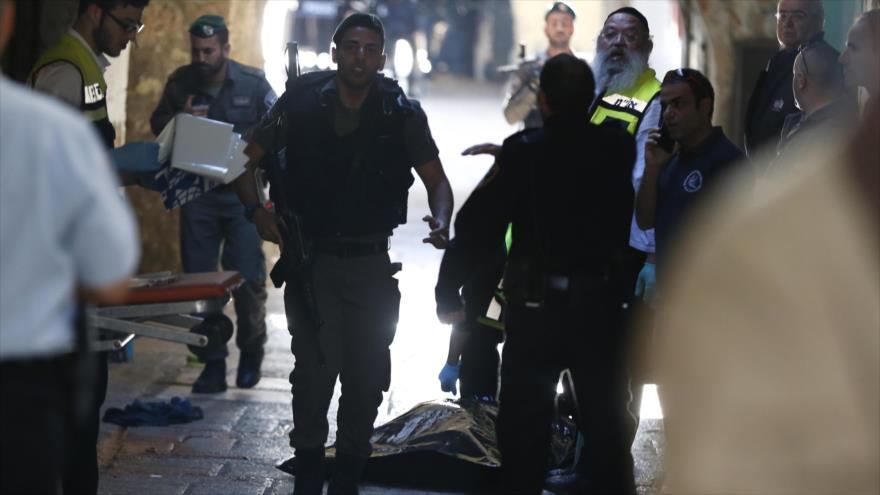 Fuerzas de seguridad israelíes junto al cuerpo sin vida del joven palestino en las cercanías de la Puerta de Damasco, 29 de noviembre de 2015.
