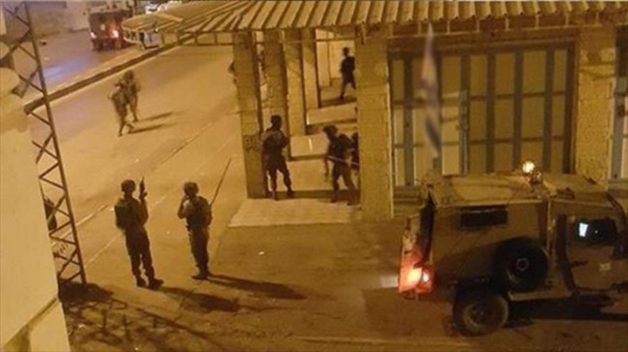 Foto publicada por internautas palestinos muestra el ataque de fuerzas israelíes contra la sede de la emisora Dream, 28 de noviembre de 2015.