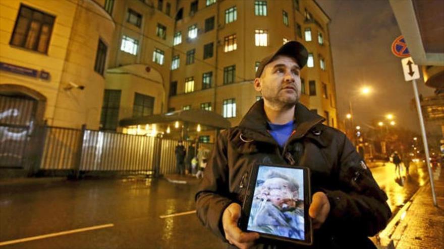 Un activista ruso lleva la foto del asesinado piloto del cazabombardero ruso Su-24, durante una protesta ante la embajada de Turquía en Moscú, 25 de noviembre de 2015.