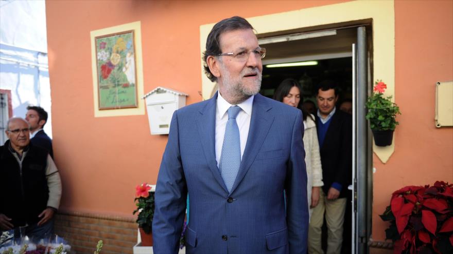 El presidente del Gobierno español, Mariano Rajoy, sale de una floristería del municipio de Tomares, en el sur de España, 24 de noviembre de 2015.
