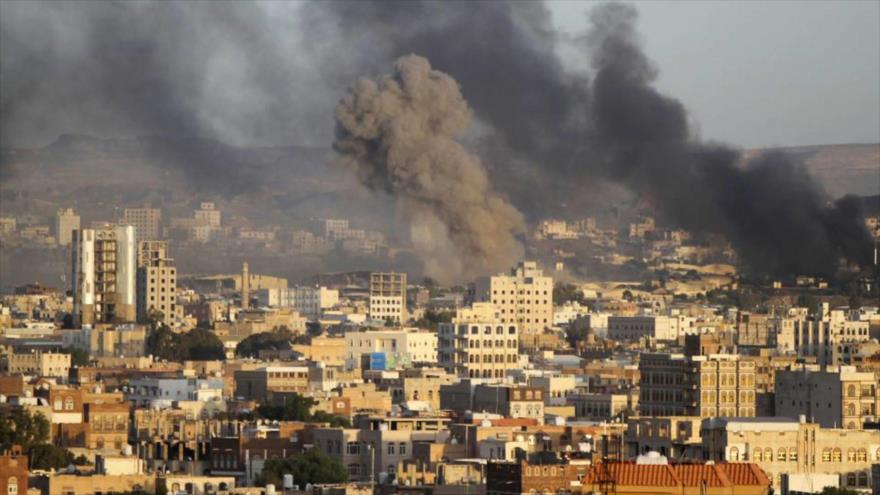 Columnas de humo en la capitalina ciudad de Saná tras bombardeos saudíes.