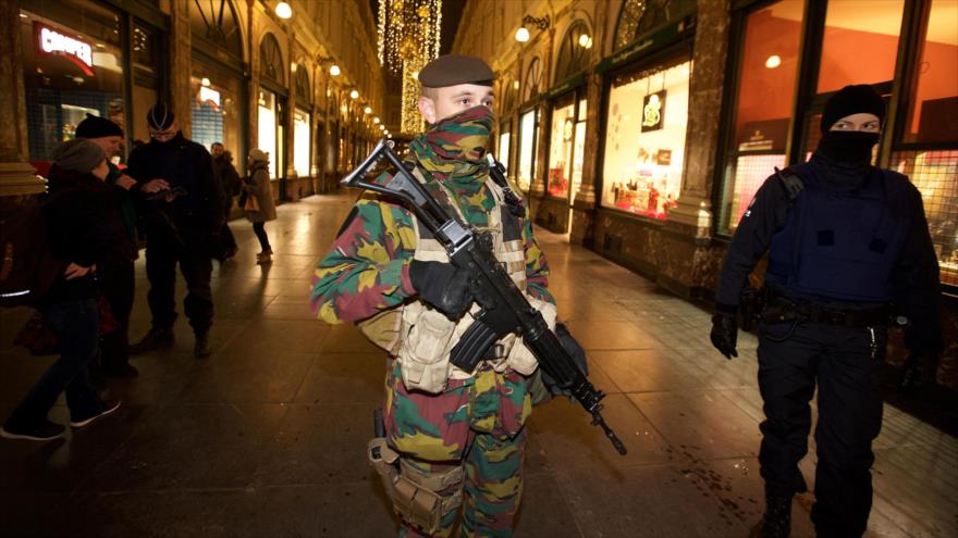Soldados y policías patrullan en unas galerías en Bruselas, capital de Bélgica, el 24 de noviembre de 2015.