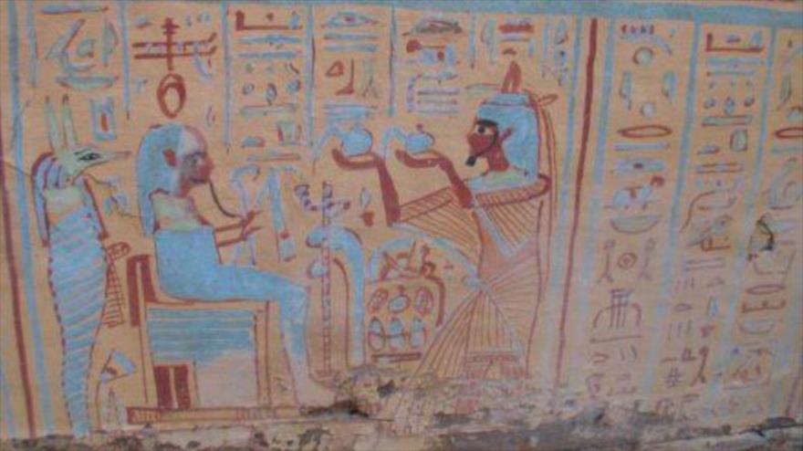 El sarcófago contiene una serie de inscripciones jeroglíficas con escenas del fallecido haciendo ofrendas a varias deidades egipcias antiguas.