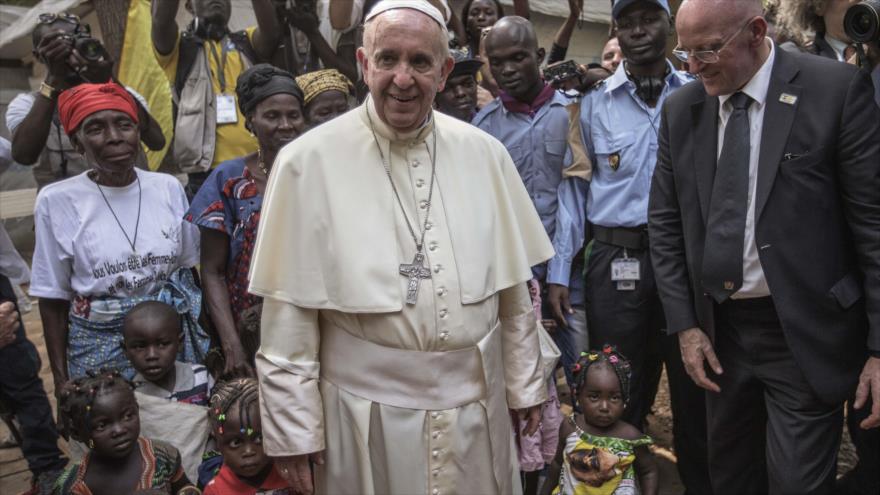 Papa Francisco visita un campamento de personas desplazadas internamente en Bangui, capital de la República Cantroafricana, 29 de noviembre de 2015.