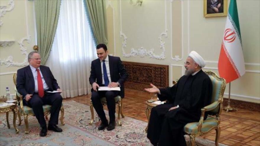 La reunión del presidente de Irán, Hasan Rohani, y el canciller griego, Nikos Kotzias, en Teherán, capital persa. 29 de noviembre de 2015