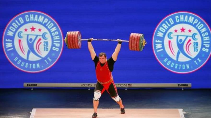 El ruso Alexsey Lovchev rompe con 264 kilos el récord mundial en levantamiento de pesas.