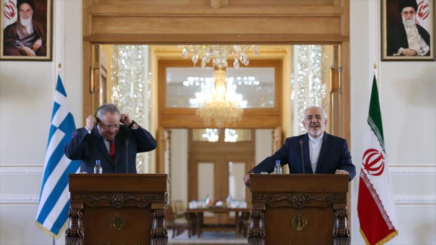 
La rueda de prensa conjunta del canciller iraní, Mohamad Yavad Zarif, y su homólogo de Grecia, Nikos Kotzias, en Teherán, capital persa, 29 de noviembre de 2015.
