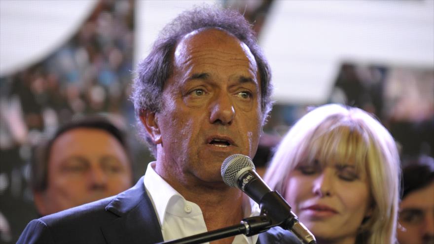 El candidato del oficialismo Daniel Scioli, admite su derrota ante su rival, el conservador Mauricio Macri, en el balotaje por la Presidencia de Argentina. 22 de noviembre de 2015.