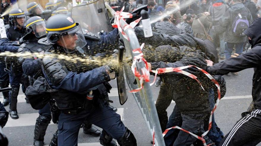 Policía anti disturbios lanza gases lacrimógenos a manifestantes en París reunidos por el cambio climático, 29 de noviembre de 2015.