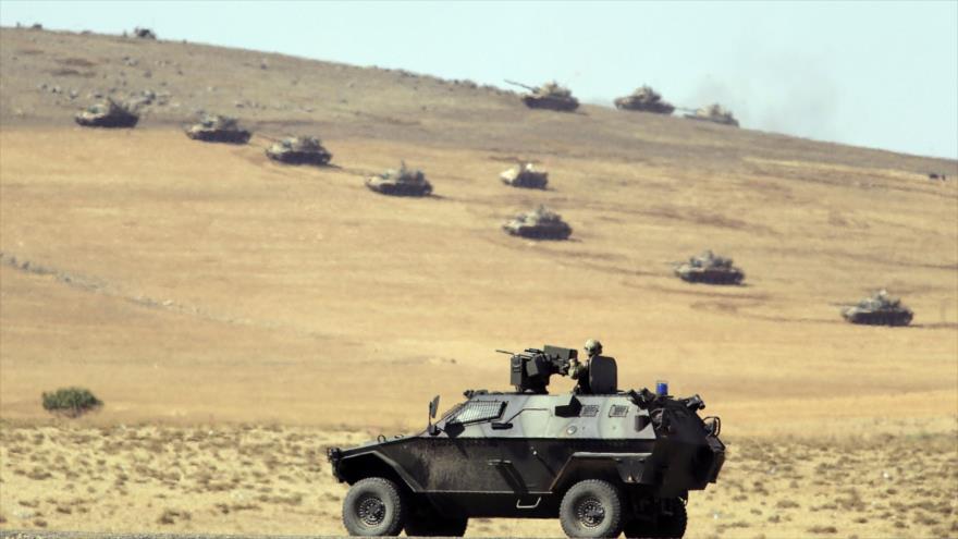 Tanques y vehículos militares turcos posicionados cerca de la frontera turco-siria.