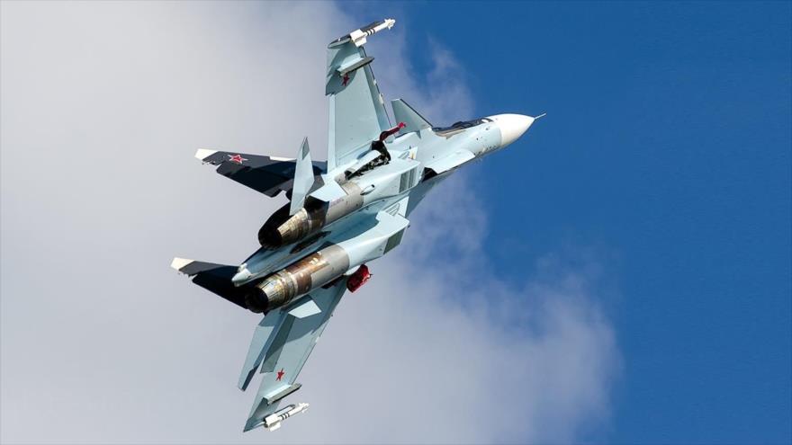 Un cazabombardero ruso Sujoi Su-30S.