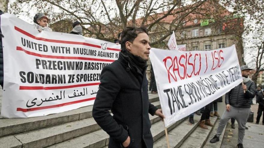 Musulmanes polacos se manifiestan contra terrorismo en la ciudad centro-occidental de Ponzán (Polonia). 29 de noviembre de 2015