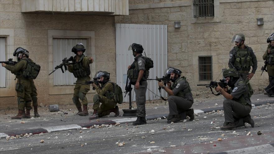 Soldados israelíes toman posición durante un enfrentamiento cerca de la ciudad de Beitolahm (Belén), en Cisjordania, 6 de octubre de 2015.