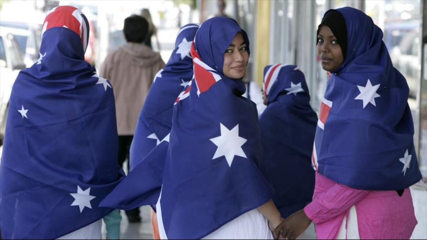 Varias musulmanas llevan el hiyab con la bandera de Australia.