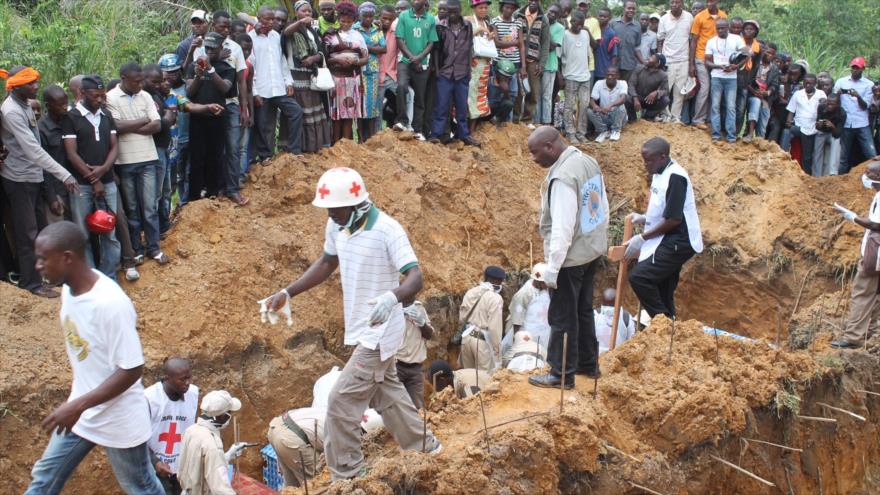 Congoleños entierran a 22 víctimas de un ataque de los rebeldes de ADF-Nalu en Bani, noreste de la República Democrática del Congo.