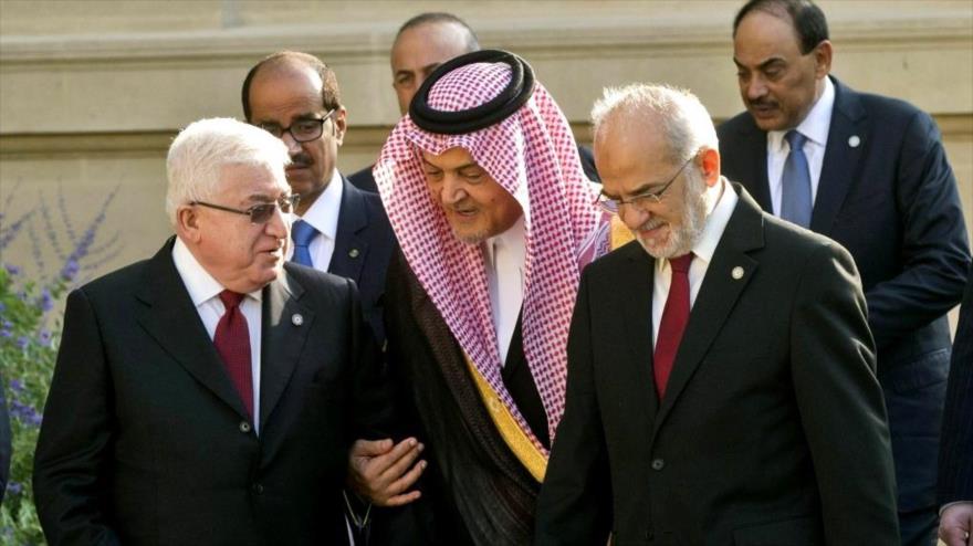 El presidente iraquí, Fuad Masum (izda.), habla con el exministro de Exteriores de Arabia Saudí, Saud Al Faisal (centro), y con el ministro iraquí de Asuntos Exteriores, Ibrahim al-Yafari (dcha.), 15 de septiembre de 2014.